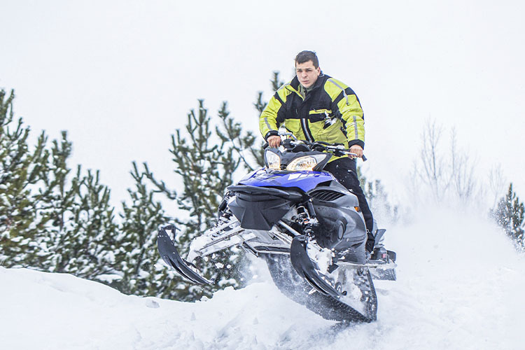 snowmobiles in the sno.jpg (101 KB)